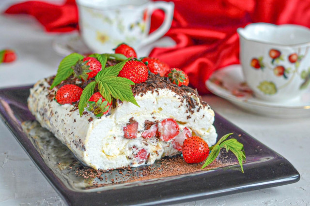 Меренговый рулет с клубникой