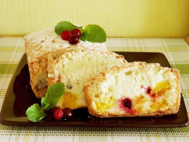 Шарлотка с клюквой и апельсинами в духовке