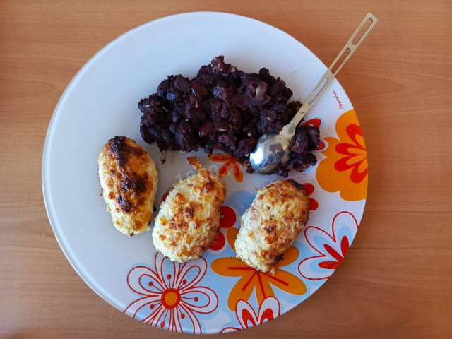 красная фасоль и куриные котлеты с яйцом и сыром