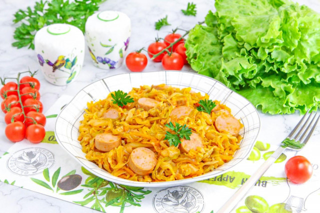 Тушеная капуста с сосисками и томатной пастой