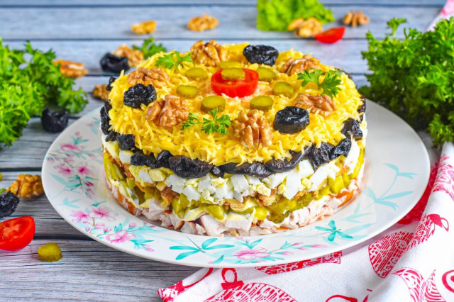 Салат с черносливом и курицей слоями