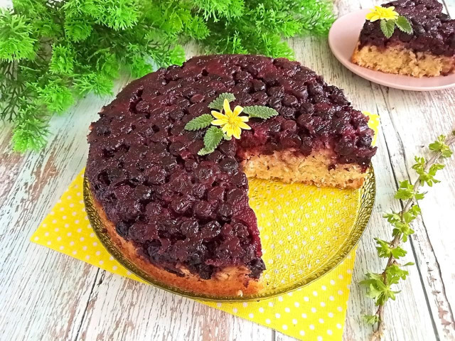 Пирог с черноплодной рябиной