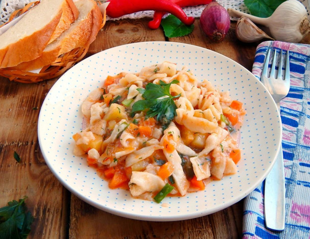 Домашняя пшеничная лапша с куриным филе и овощами