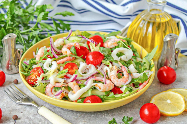 Салат с кальмарами креветками огурцом