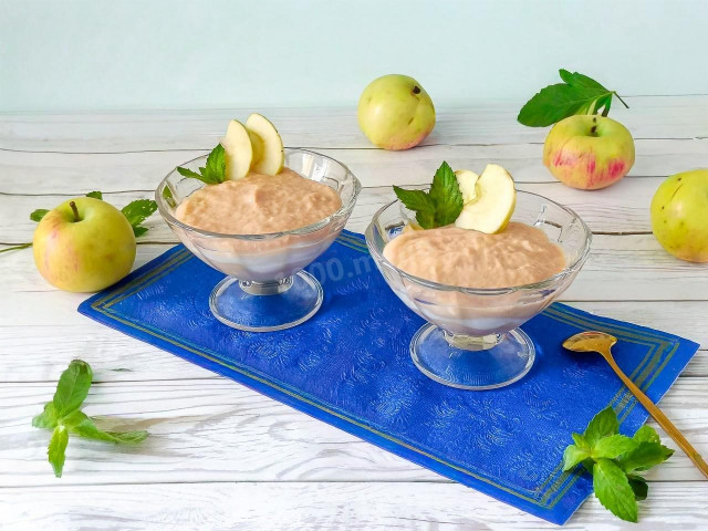 Легкий десерт из фруктов со сметаной и мятой