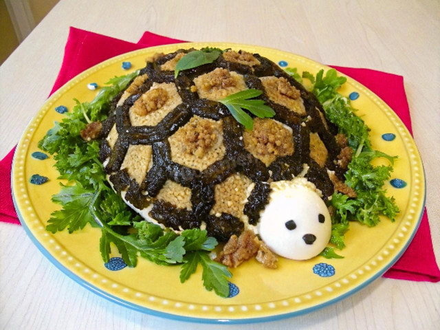 Салат Черепаха с черносливом грецким орехом и яблоком