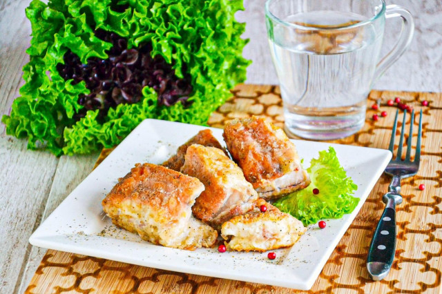 Морской окунь жареный на сковороде