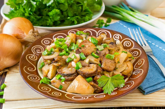 Ароматные белые грибы жареные с луком