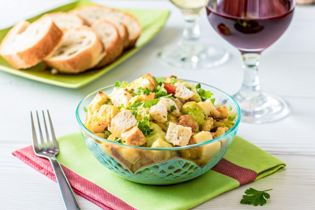 Салат с копченой курицей и сухариками