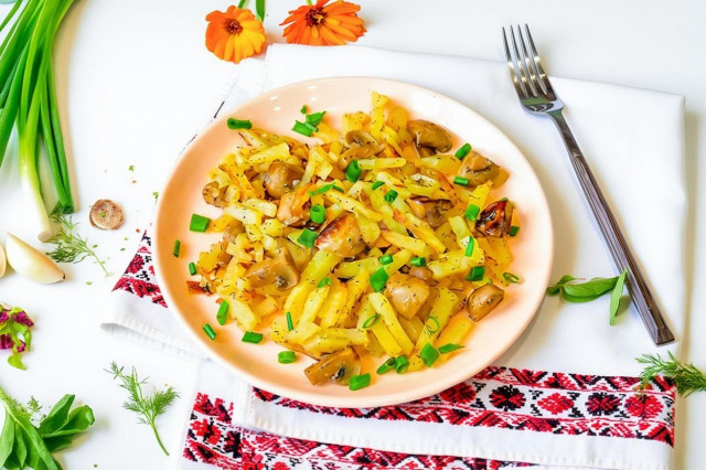 Жареная картошка с шампиньонами и луком на сковороде
