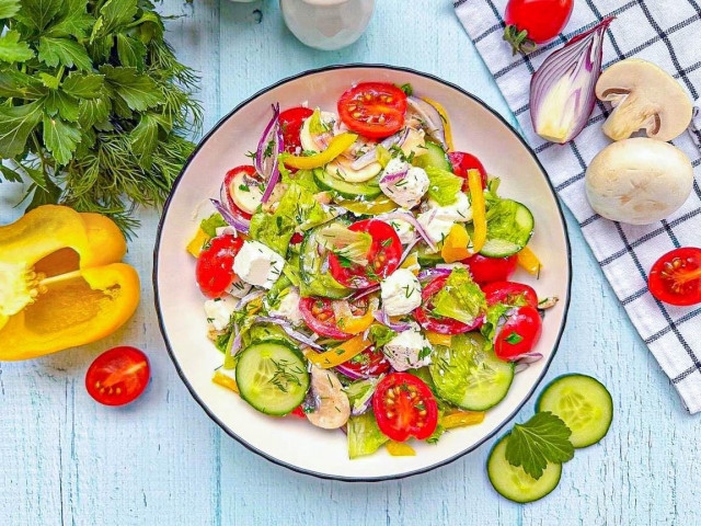 Салат овощной с сыром