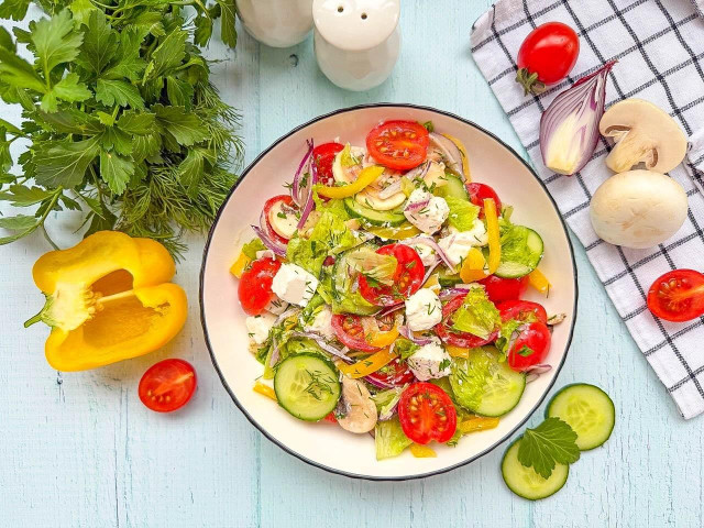 Салат овощной с сыром