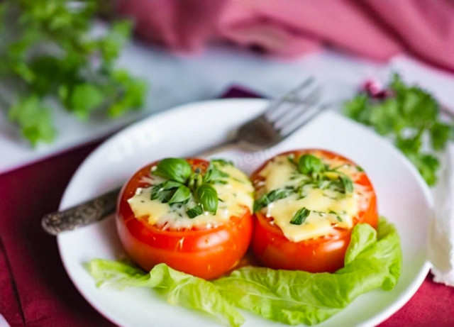 Куриное филе запеченное с помидорами и сыром