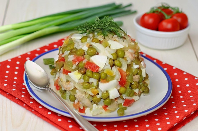 Салат из печени трески с помидорами и зеленым горошком