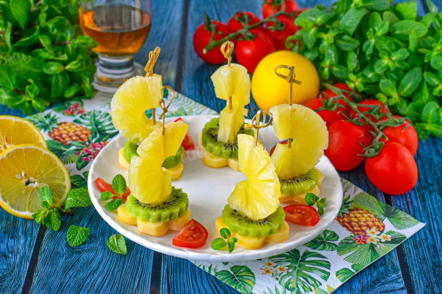 Канапе с ананасом на шпажках