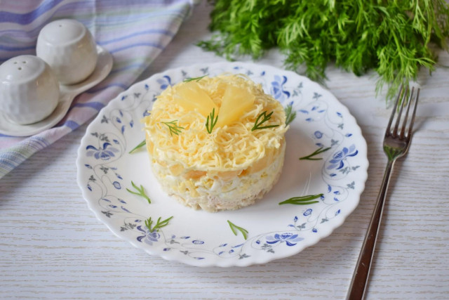 Салат с ананасом и курицей нежный и сытный