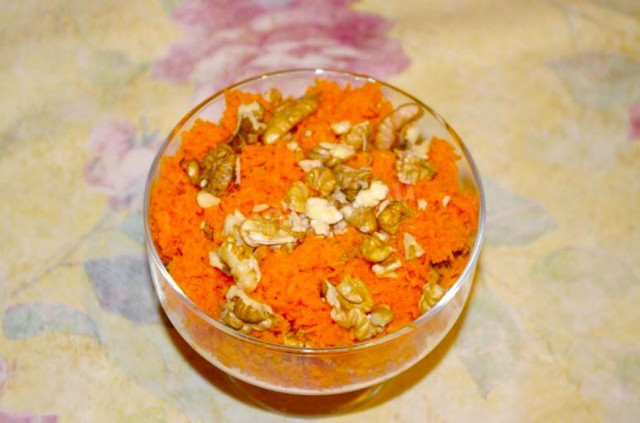 Салат из сырой моркови с грецкими орехами и медом