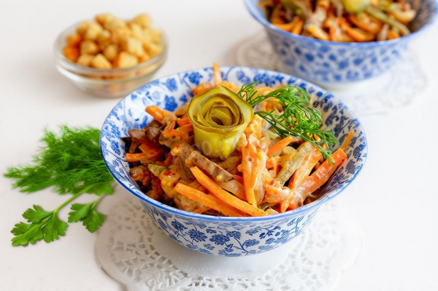 Салат с печенью солеными огурцами и морковью
