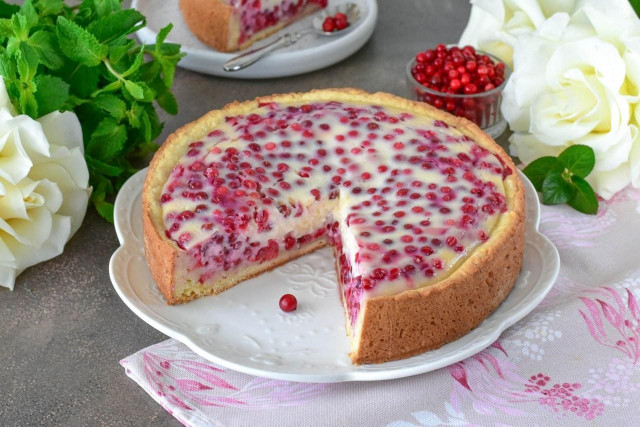 Брусничный пирог со сметанной заливкой