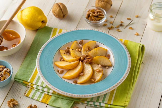 Запеченная кусочками айва с грецкими орехами горячий десерт