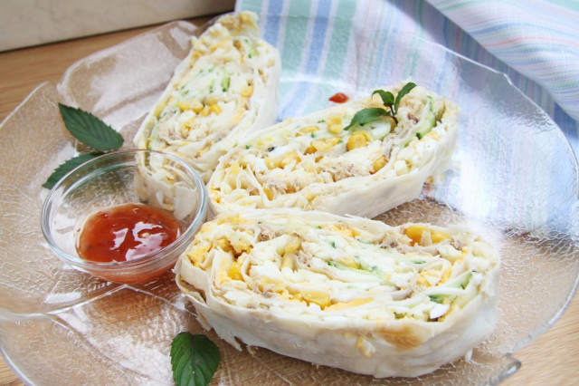 Рулет с консервированным тунцом и кукурузой из лаваша