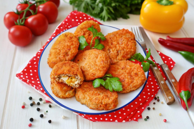 Зразы мясные с яйцом и луком на сковороде