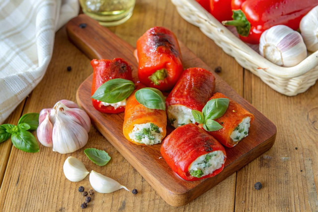 Рулетики из запеченного перца с творожным сыром