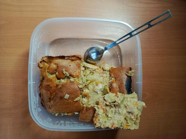 овсяный заливной пирог с квашеной капустой и яблоком