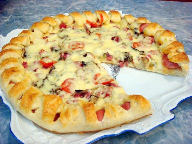 Праздничная пицца с сосисками по краям