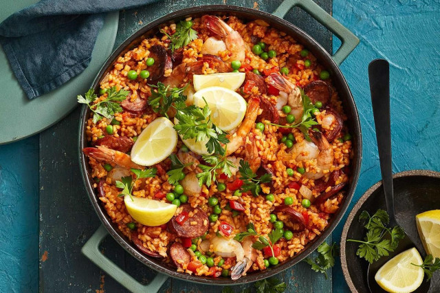 Паэлья с креветками колбасой и зеленым горошком