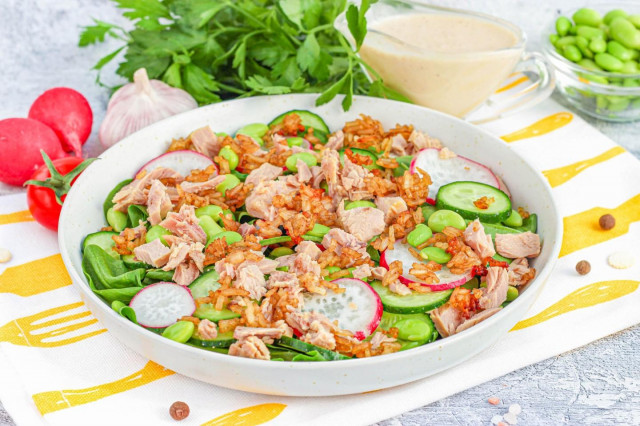 Азиатский салат с эдамаме хрустящим рисом и тунцом