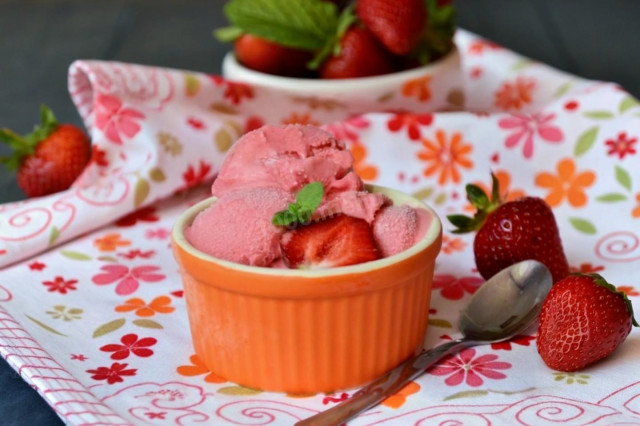 Щербет мороженое домашнее клубничный из йогурта