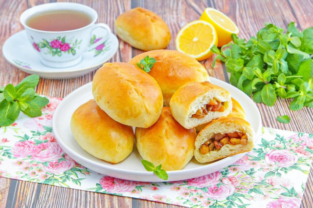 Пирожки с изюмом в духовке