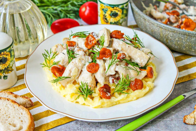 Курица с лисичками в сливочном соусе на сковороде