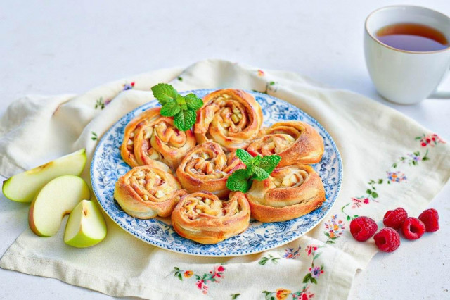 Булочки из слоеного теста с яблоками