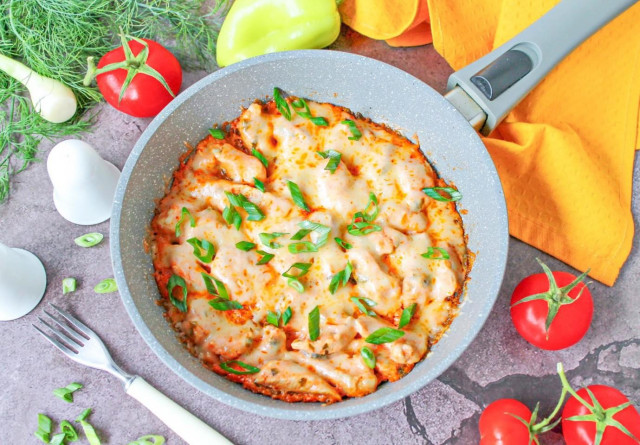 Курица со сметаной и сыром на сковороде