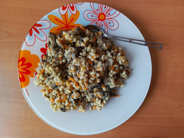 перловка с куриной печенью и шампиньоном