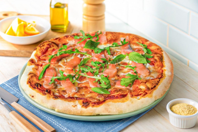 Пицца с красной рыбой на дрожжевом тесте