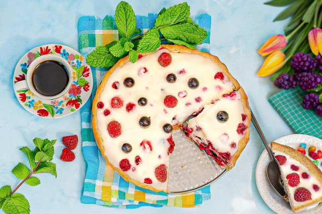Песочный пирог с ягодами и сметанной заливкой