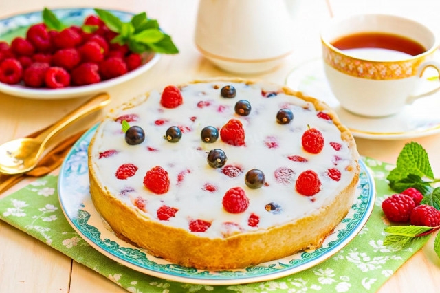 Песочный пирог с ягодами и сметанной заливкой