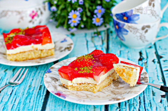 Пирог с клубникой сметаной и сливками на лимонаде