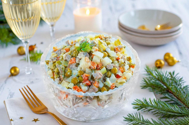 Классический оливье с мясом говядины