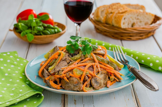 Салат Обжорка с корейской морковью и грибами и говядиной