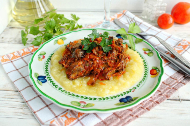 Печень с луком и морковью на сковороде