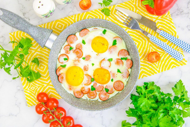 Сосиски с яйцами на сковороде