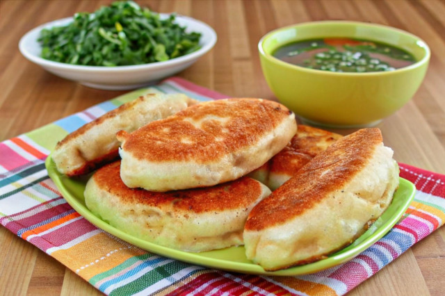 Пирожки на кефире с дрожжами на сковороде