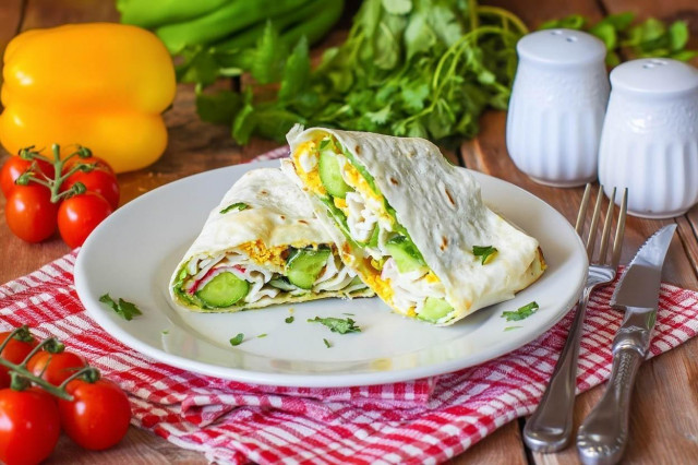 Рулет из лаваша с крабовыми палочками и огурцом