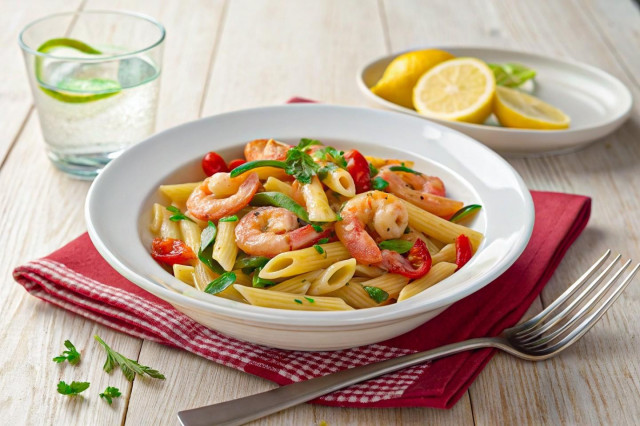 Макароны с креветками, овощами и сыром