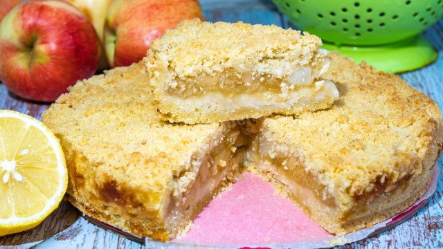 Ленивый яблочный пирог с сахаром и лимоном в духовке