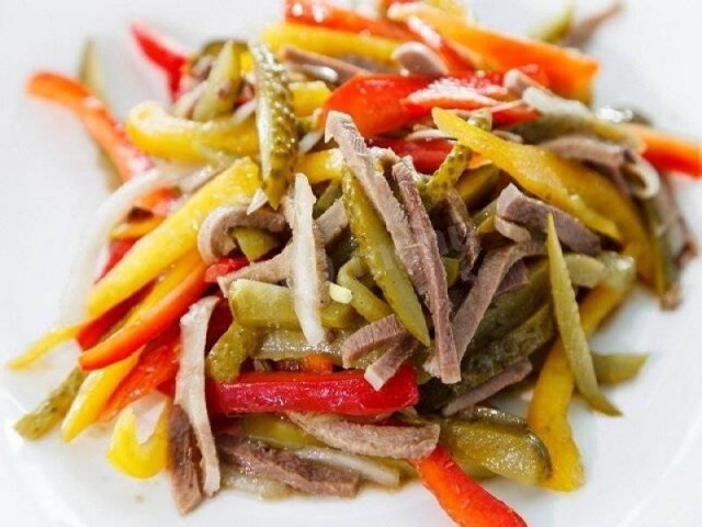 Салат с сердцем с болгарским перцем и маринованным огурцом